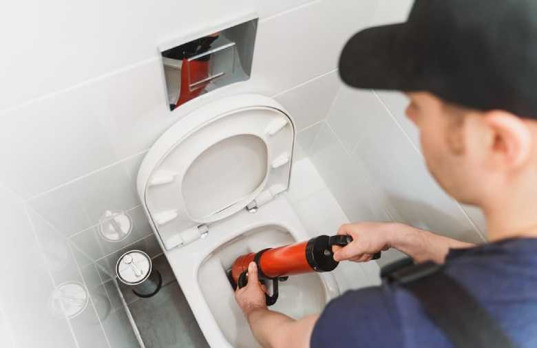 Technicien Aqua&Deb effectuant un débouchage de WC à Namur